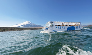 水陸両用バス「YAMANAKAKO NO KABA」